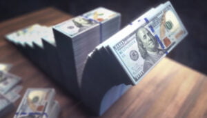 Queda do dólar: momento de comemorar ou continuar segurando?